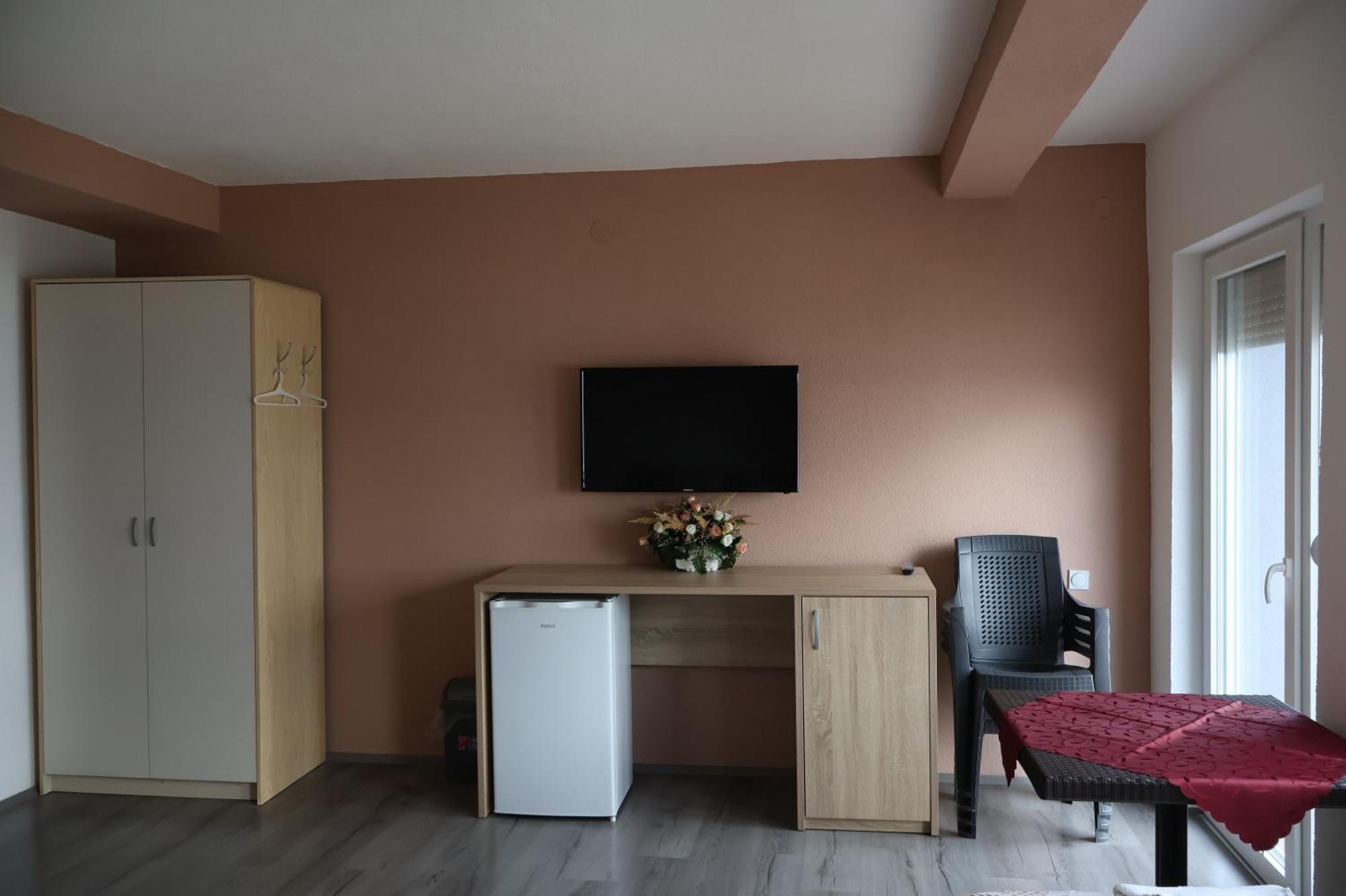 Ajkoski Apartments Пештані Екстер'єр фото